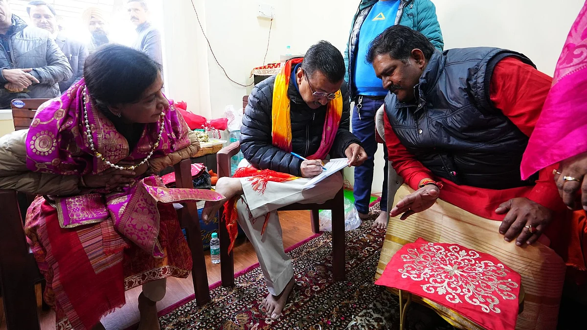 Arvind Kejriwal (2nd from left) registers the first priest under the Pujari Granthi Samman Yojna in Delhi