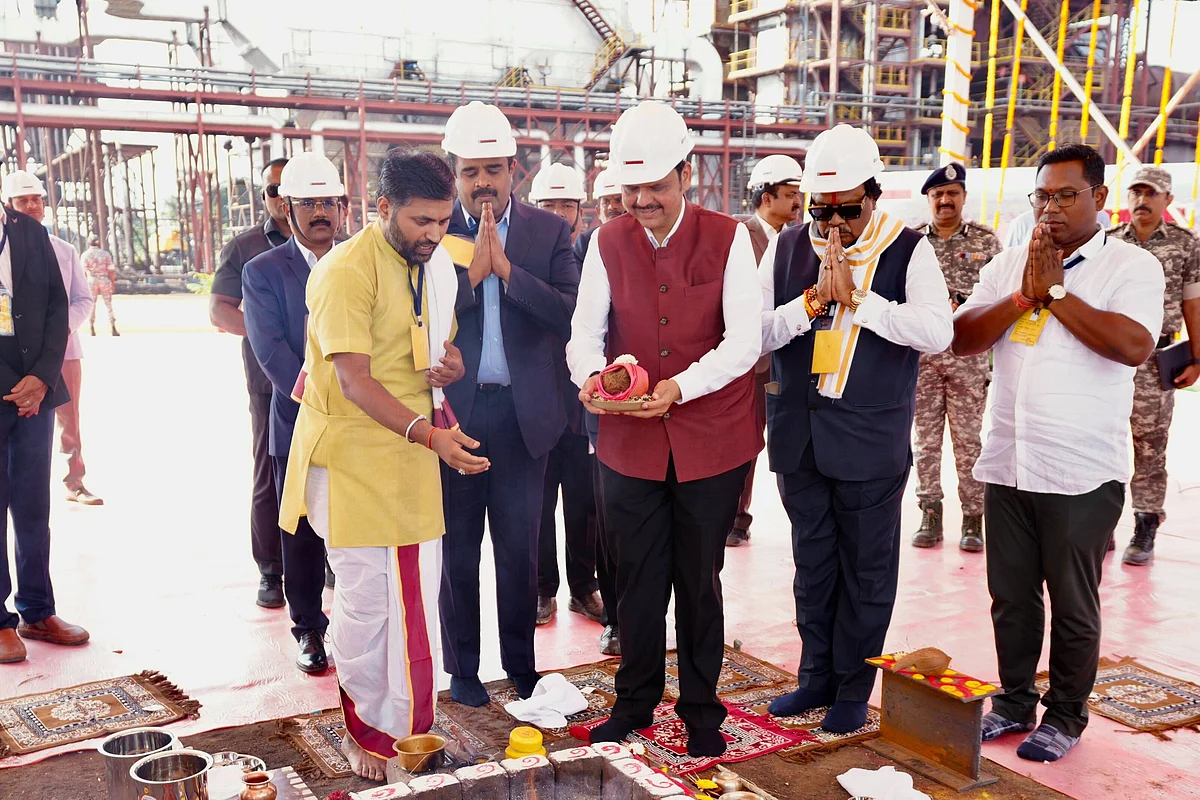 Devendra Fadnavis inaugurates another Gadchiroli project with the Hindu coconut ritual