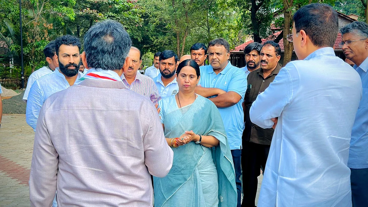 Laxmi Hebbalkar (centre) in Belagavi (photo: @laxmi_hebbalkar/X)