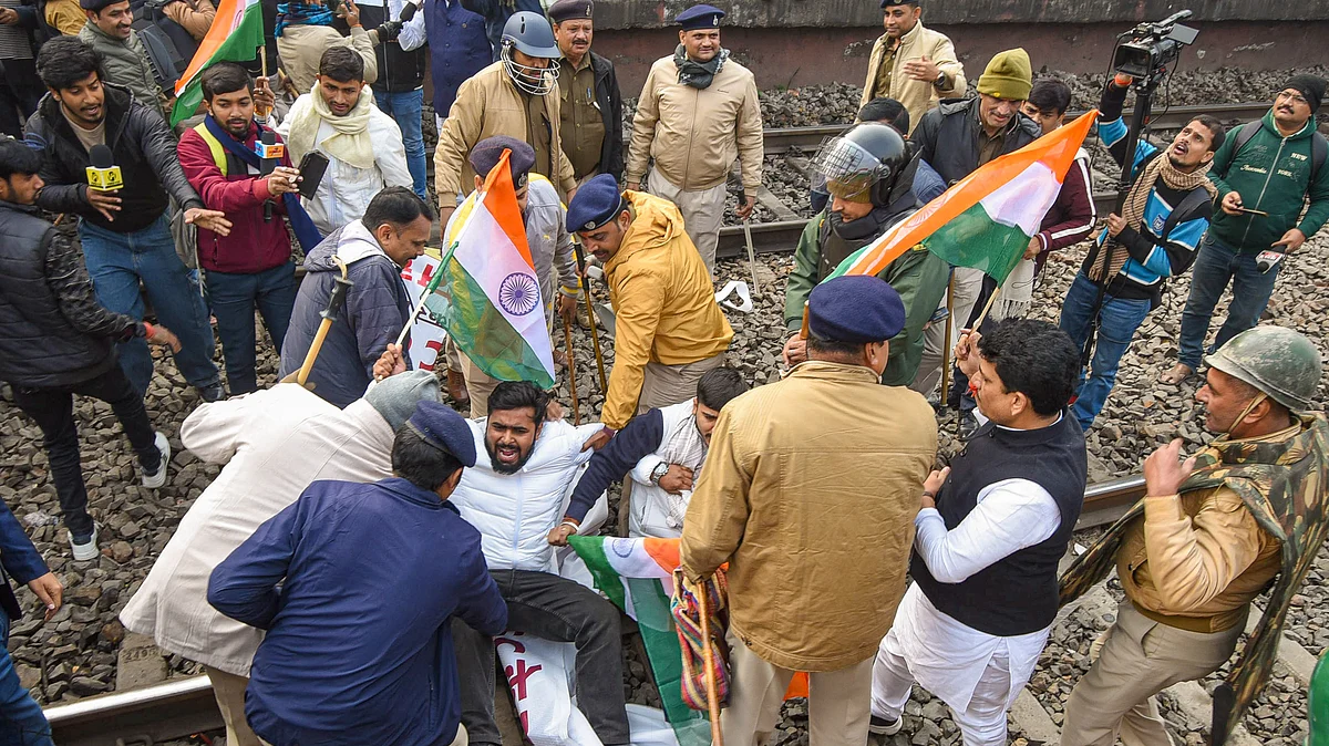 Protest on railway tracks in Patna on 3 January (photo: PTI)