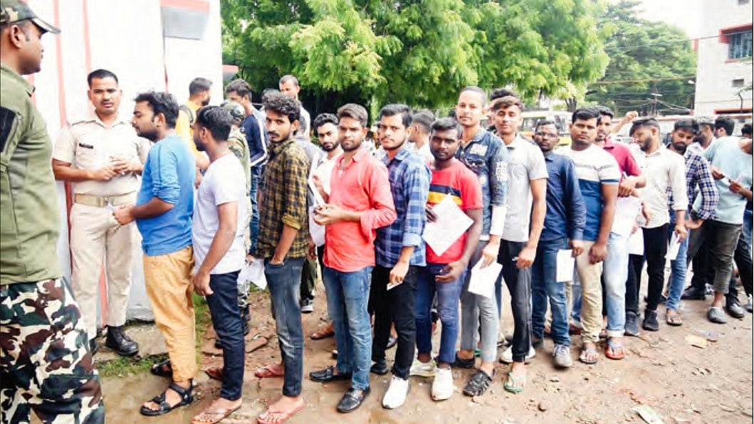 Aspirants in Patna for the recruitment of Bihar Police personnel