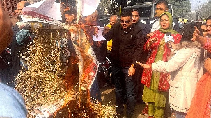 Congress workers burn the effigy of Ramesh Bidhuri in Delhi's Kalkaji, 5 Jan. 2025