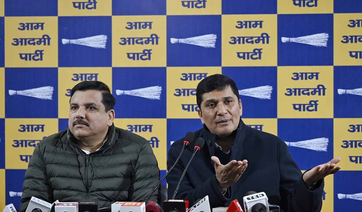 AAP leaders Sanjay Singh and Saurabh Bharadwaj invite the press on a tour of the Delhi CM's bungalow (photo: Vipin/NH)