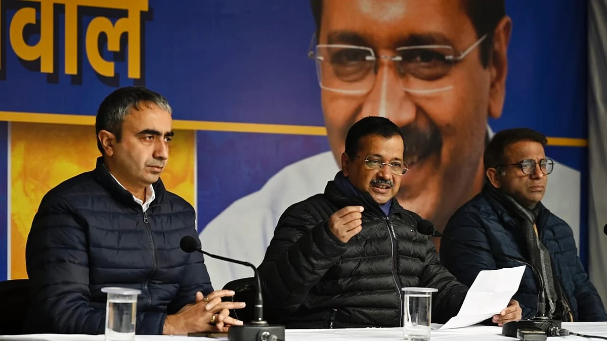 Arvind Kejriwal (centre) at the press meet (photo: Vipin/NH)