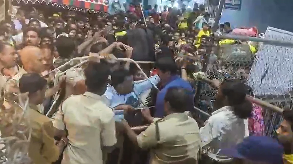 Police personnel try to control the crowd in Tirupati on 8 January (photo: PTI)