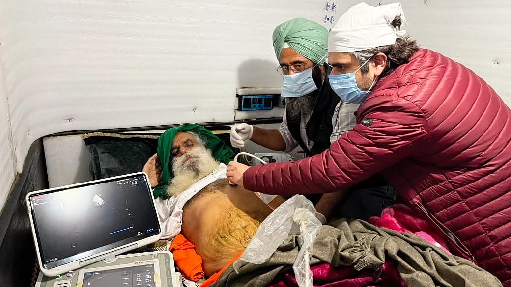 Doctors checking on Jagjit Singh Dallewal (photo: PTI)