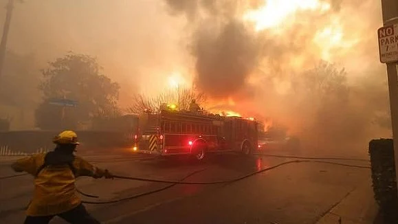 The people ordered to evacuate were sheltering in public buildings (photo: @lacountyfd/Instagram)