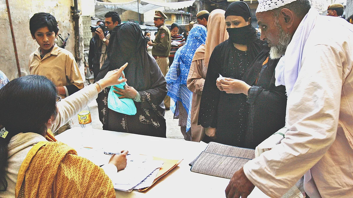Muslim voters look for their names in electoral rolls (Photo: Getty Images)