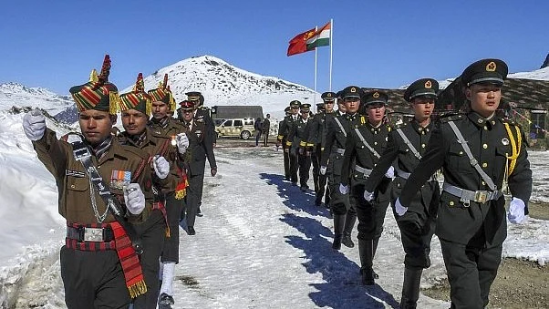 Indian and Chinese troops at the border