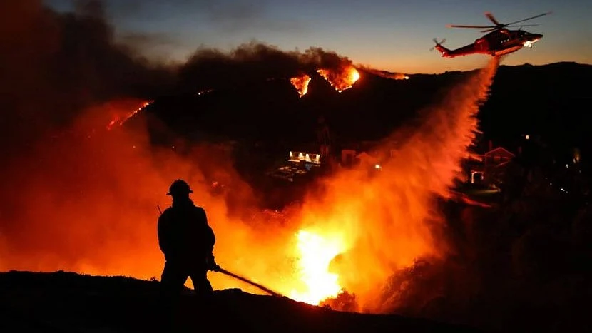 Ongoing firefighting ops in LA county (photo: @AxjXNews/X) 