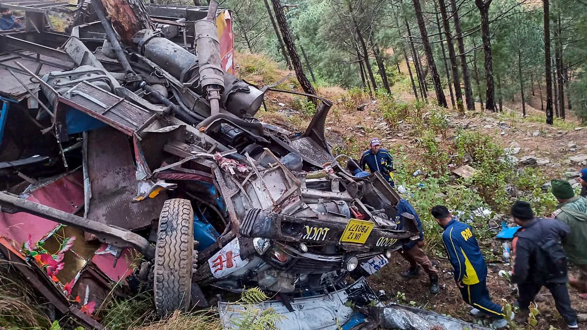 The damaged vehicle in Pauri Garhwal on 12 January (photo: PTI)