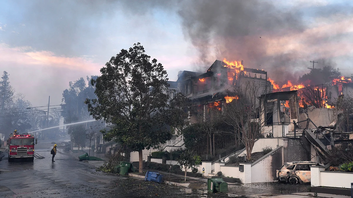 Firefighters try to extinguish a house fire in Pacific Palisades on 8 January (photo: PTI)