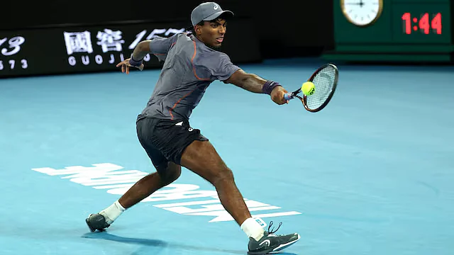 Nishesh Basavareddy reaches out for a backhand return to Djokovic (photo: @AustralianOpen/X)