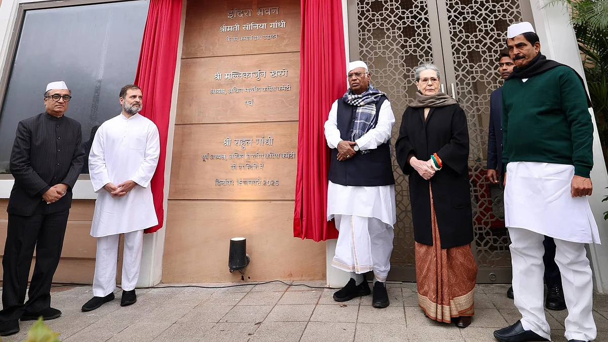 Mallikarjun Kharge, Sonia Gandhi, Rahul Gandhi at the inauguration of the new Congress HQ