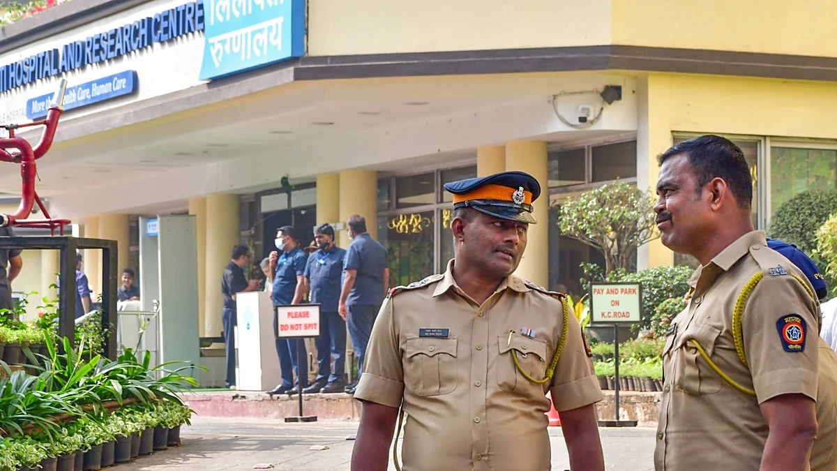 Policemen outside Lilavati Hospital on 16 January (photo: PTI)