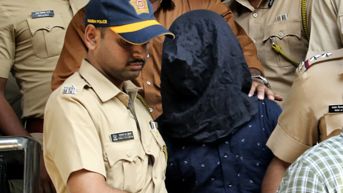 The accused being taken to a court in Mumbai on Sunday, 19 Jan 2025 (Photo: PTI)