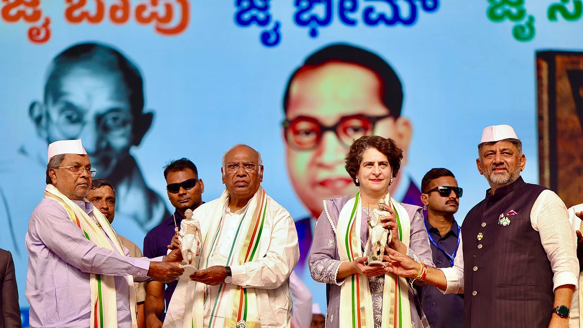 (L–R) Siddaramaiah, Mallikarjun Kharge, Priyanka Gandhi Vadra and D.K. Shivakumar at the Belagavi rally