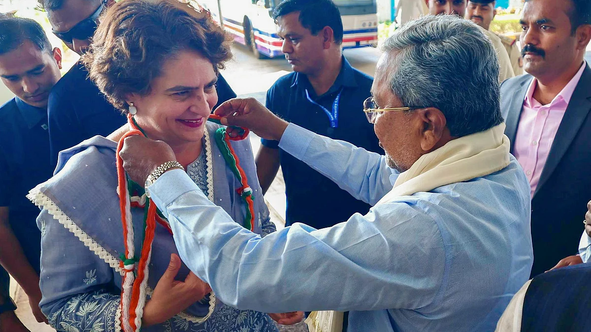 Siddaramaiah welcomes Priyanka Gandhi Vadra in Belagavi on 21 January (photo: PTI)
