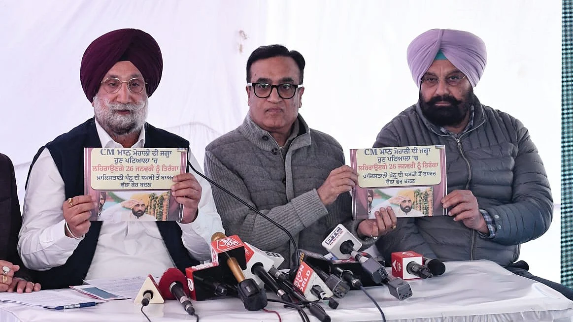 Ajay Maken (centre) and Sukhjinder Randhawa (left) at the press meet (photo: Vipin/NH)
