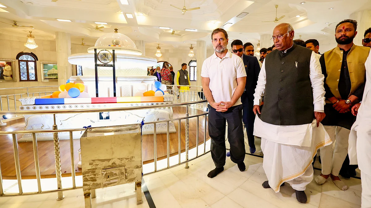 Mallikarjun Kharge and Rahul Gandhi at the Ambedkar memorial in Mhow (photo: PTI)