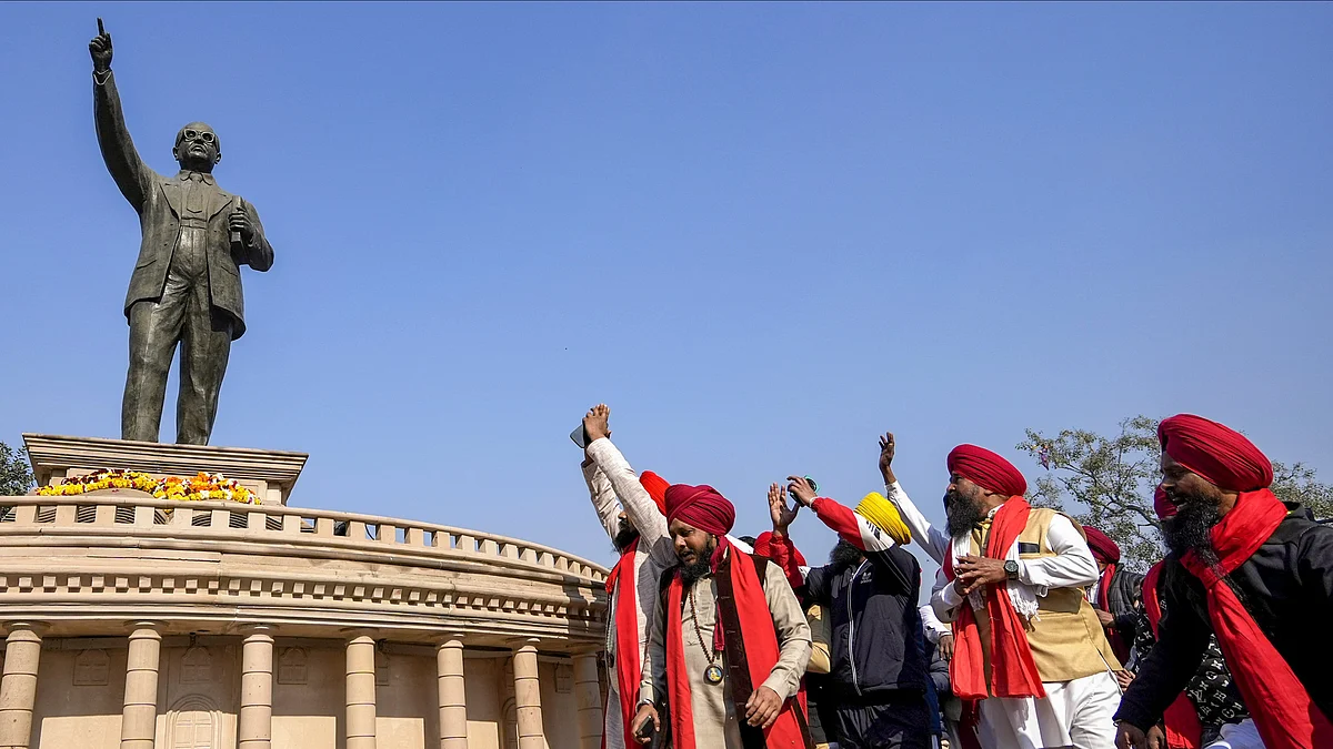 Amritsar MP Gurjeet Singh Aujla and Congress leader Raj Kumar clean the statue