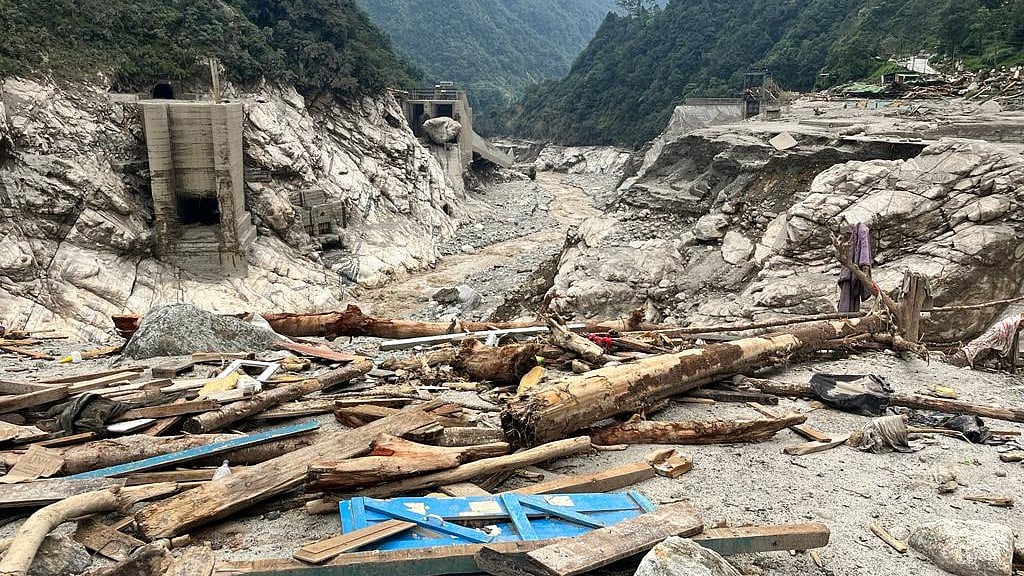 Aftermath of the GLOF event that breached the Chungthang dam on the Teesta