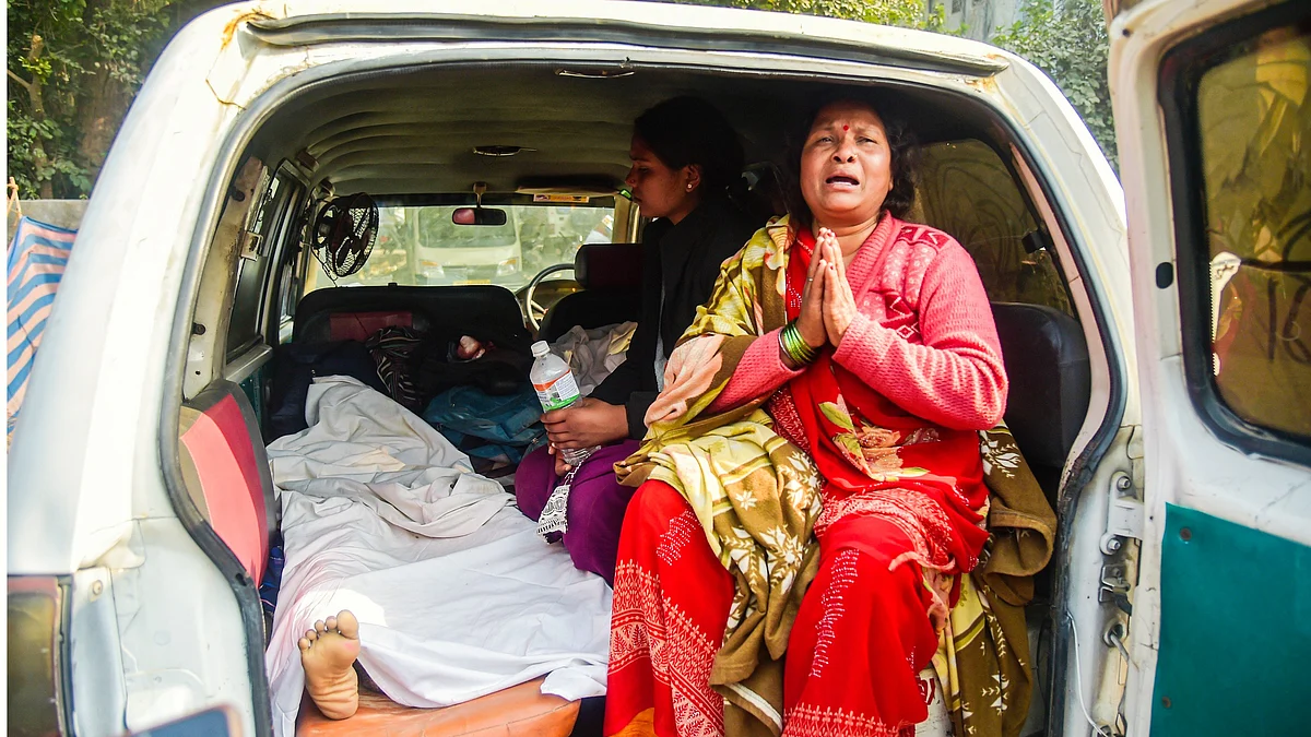A family member of a victim mourns her loss (photo: PTI)