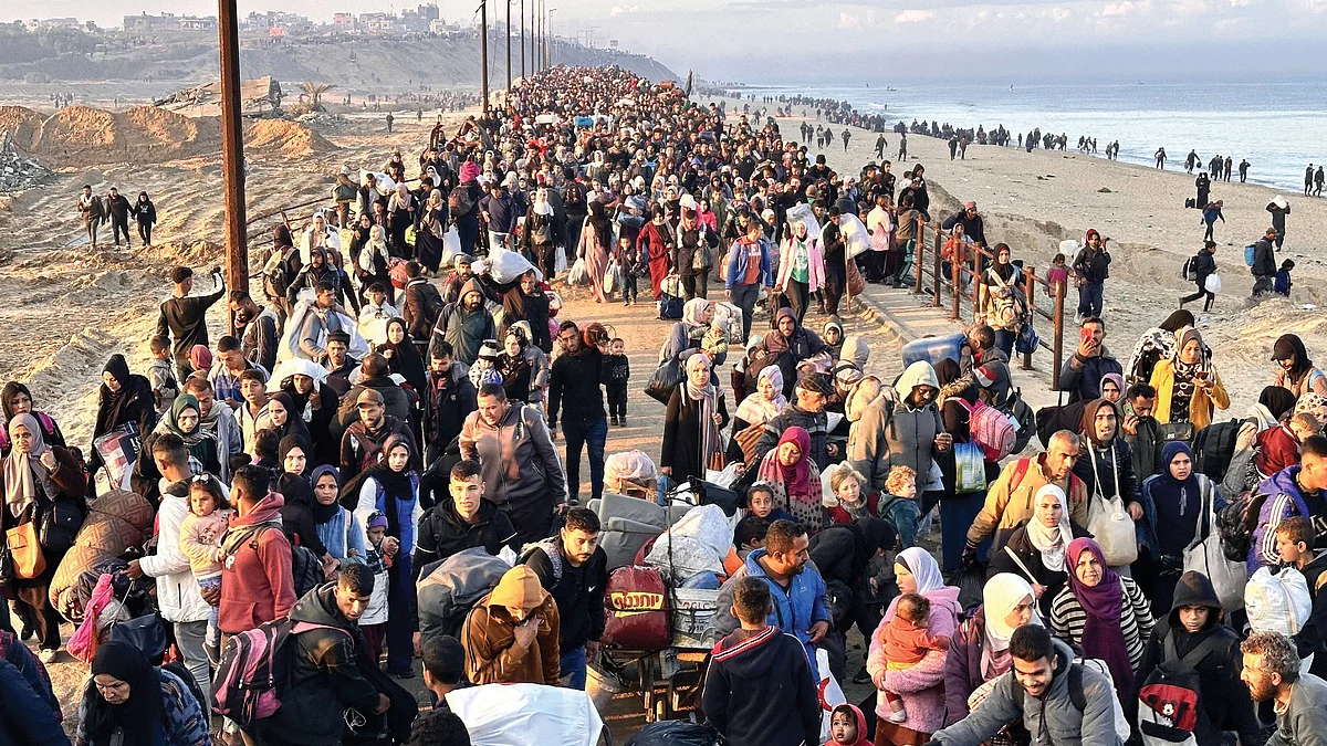 Gazans displaced by Israeli attacks return after the ceasefire agreement