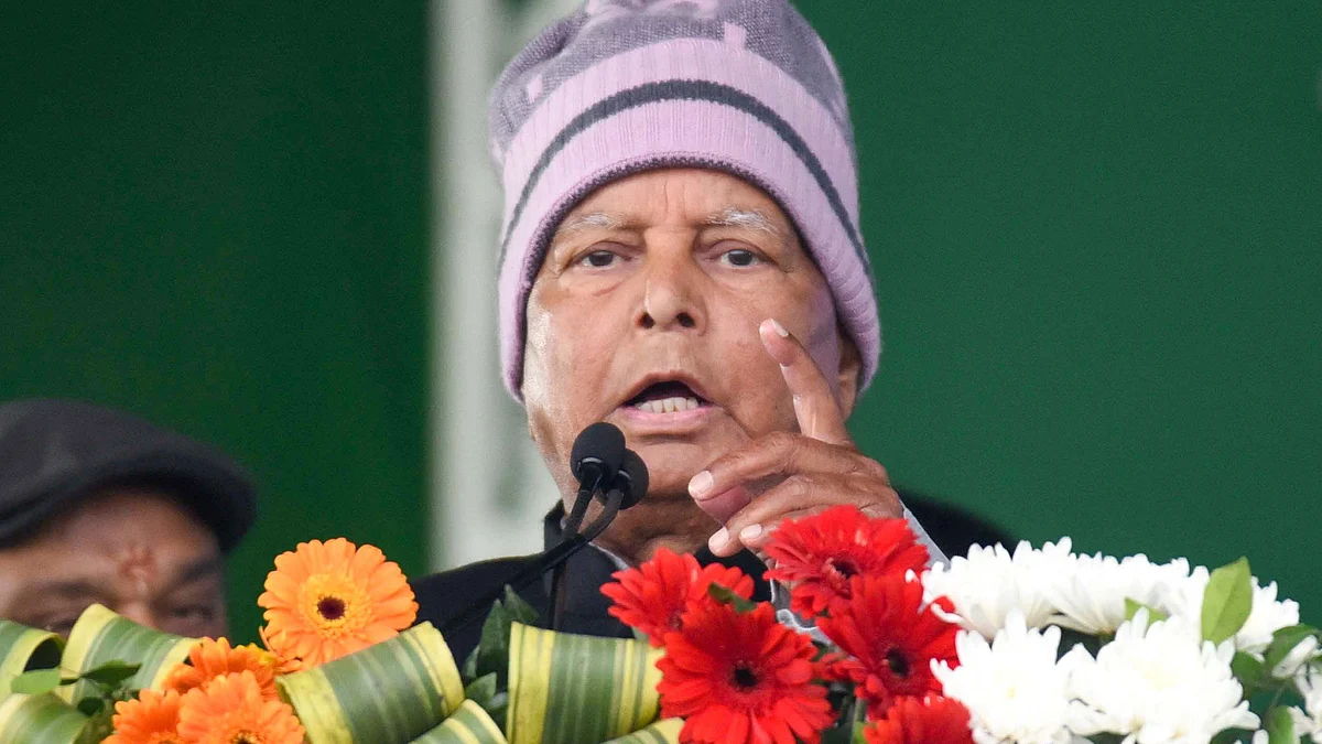 RJD chief Lalu Prasad Yadav addresses a rally at Gandhi Maidan in Patna (photo: IANS)