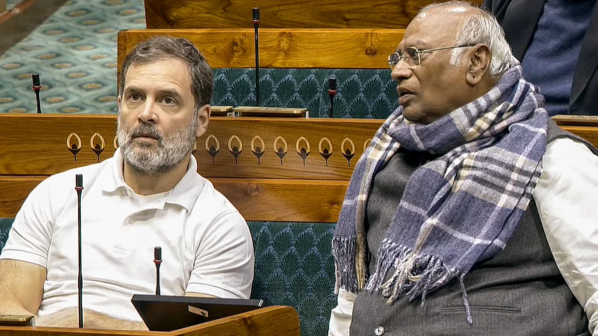 Rahul Gandhi and Mallikarjun Kharge in Parliament on 31 January (photo: PTI)