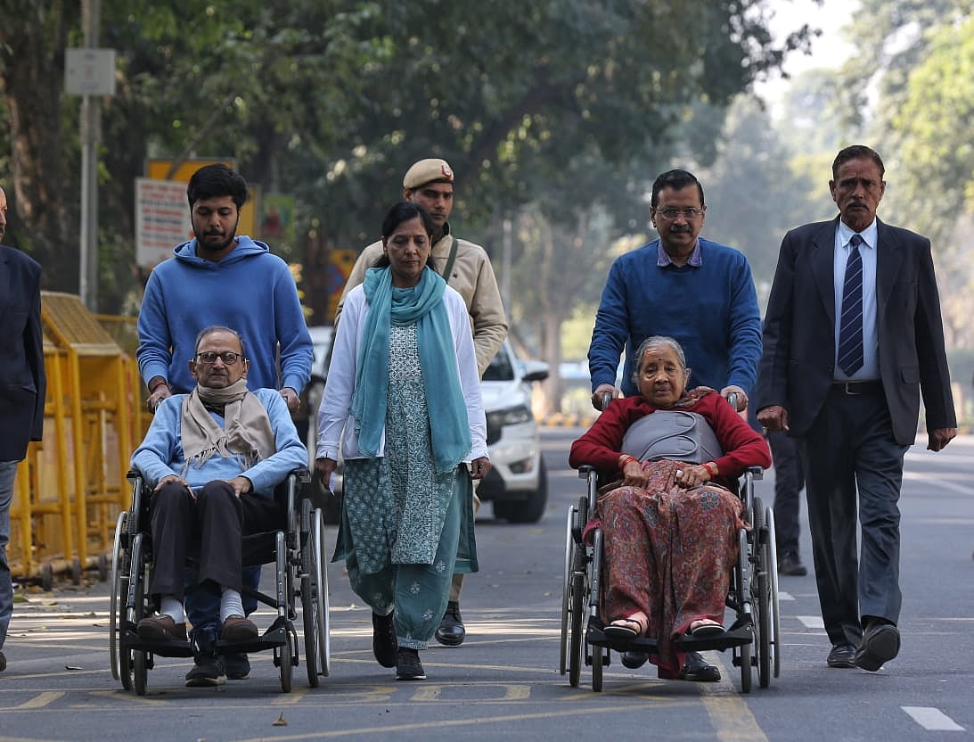 Arvind Kejriwal and family come to vote for the Delhi assembly elections (photo: Vipin/NH) 