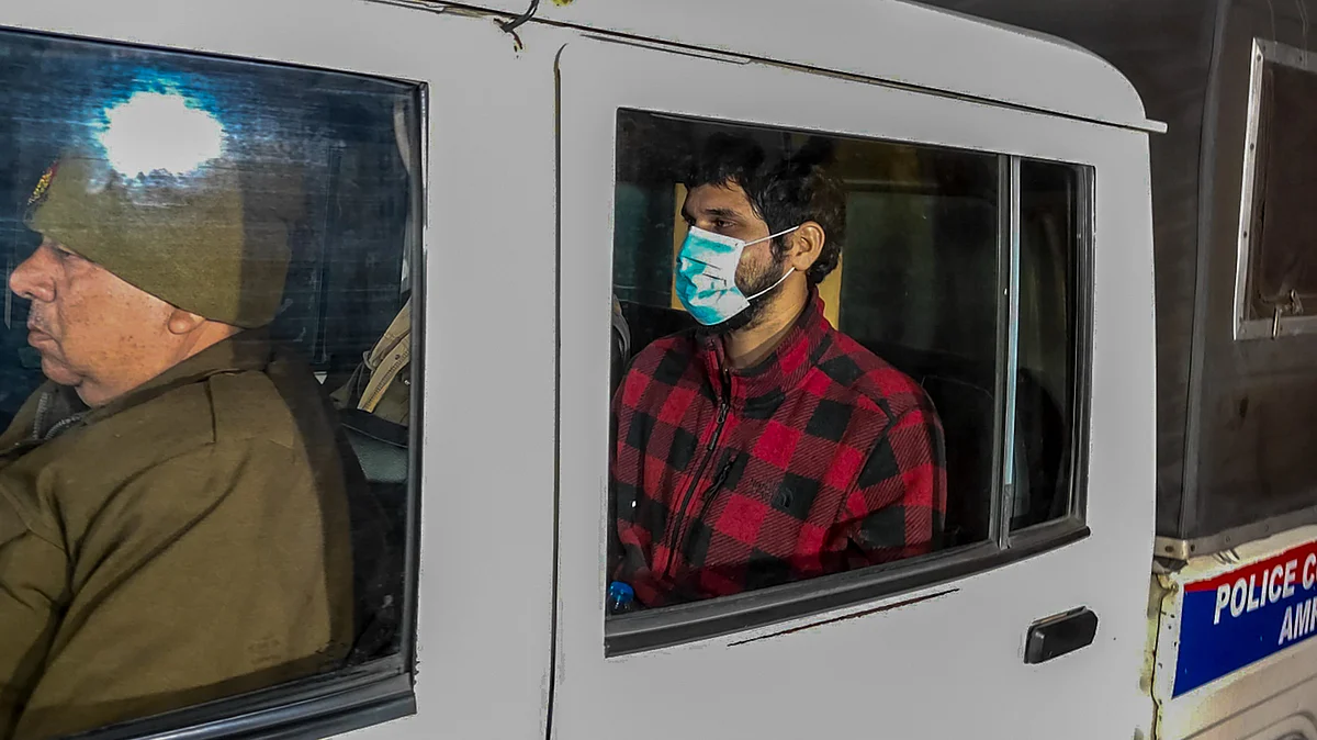 Police take deported immigrants for initial questioning in Amritsar on 5 February (photo: PTI)