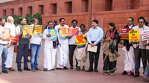 Opposition MPs protest against arrest of Indian fisherfolk by Sri Lanka