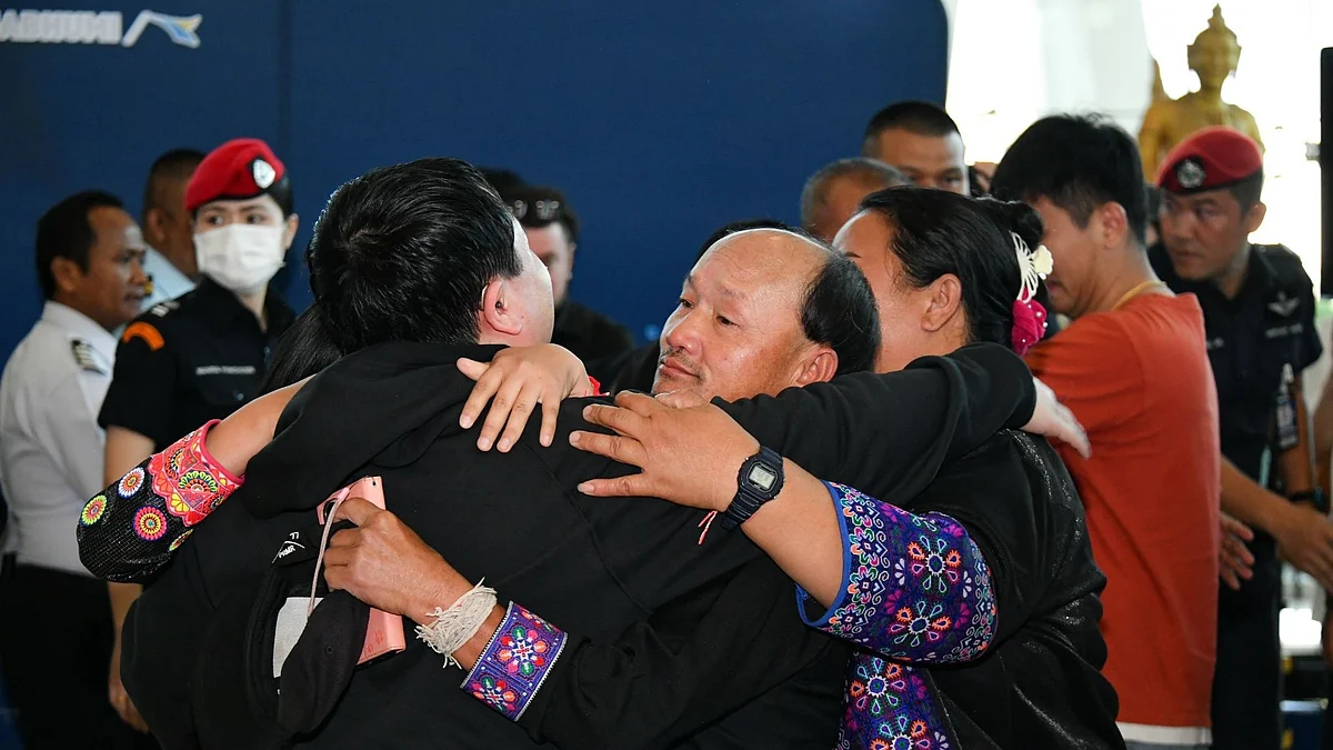 Thai nationals return home at Suvarnabhumi Airport 