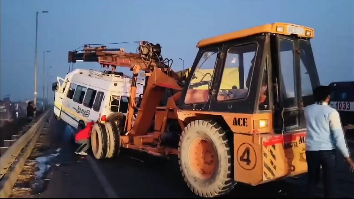 The damaged vehicle being removed from highway in Etawah on 10 February (photo: PTI)