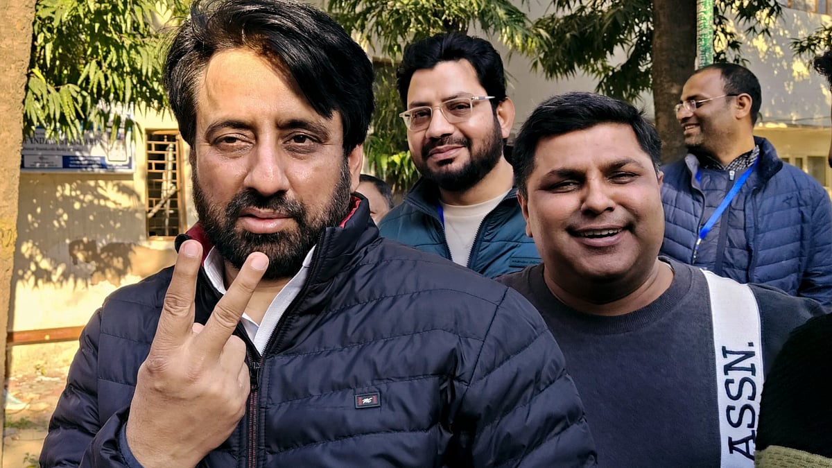 Amanatullah Khan shows victory sign in New Delhi on 8 February (photo: PTI)