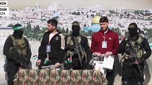 A video grab of Israeli hostages being freed by Hamas on 15 Feb. 2025 (Courtesy: Al Jazeera)