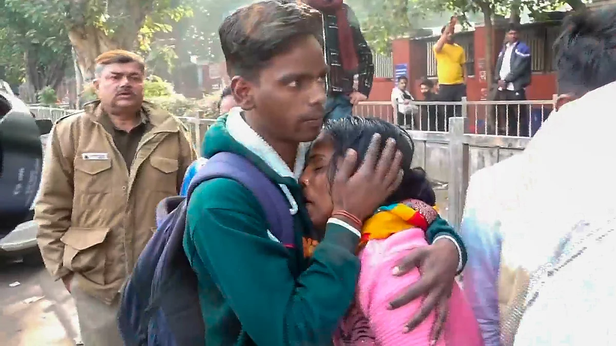 Those who left their kin in the stampede were inconsolable, New Delhi, 16 Feb. 2025 (PTI)
