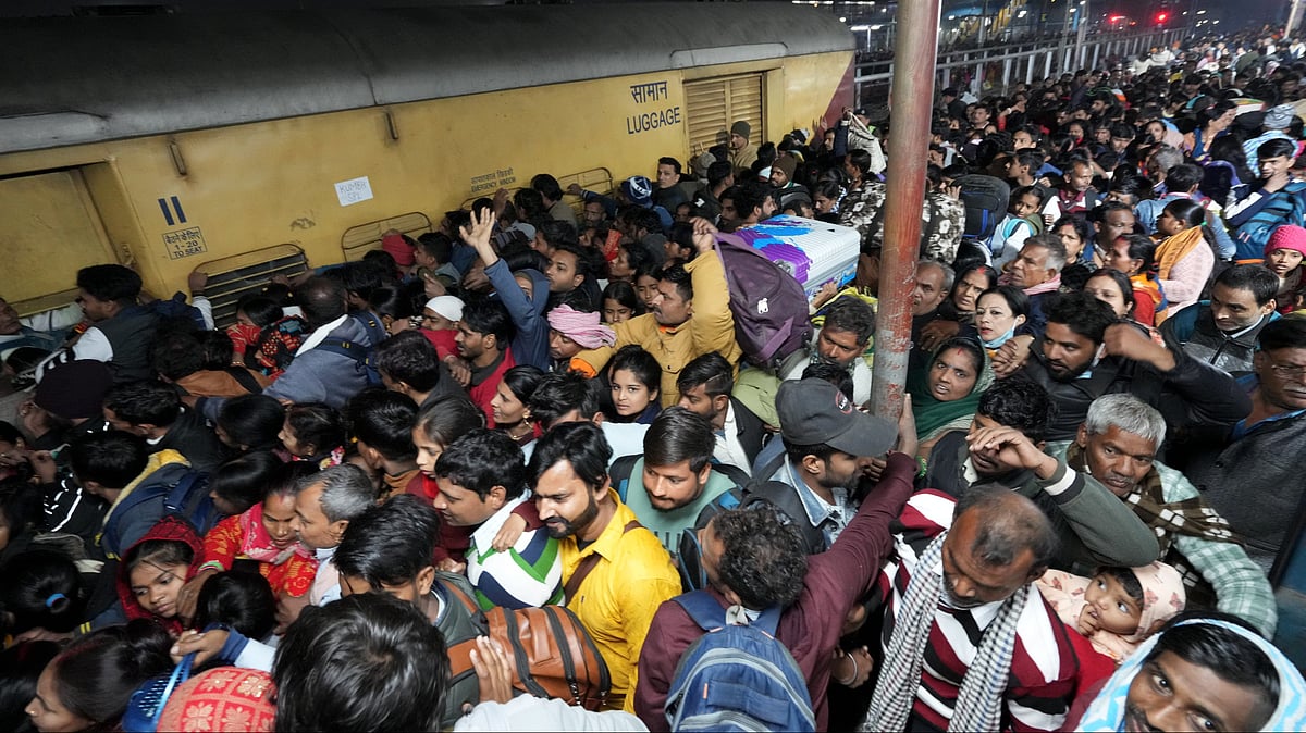 Huge rush at New Delhi railway station (photo: PTI)
