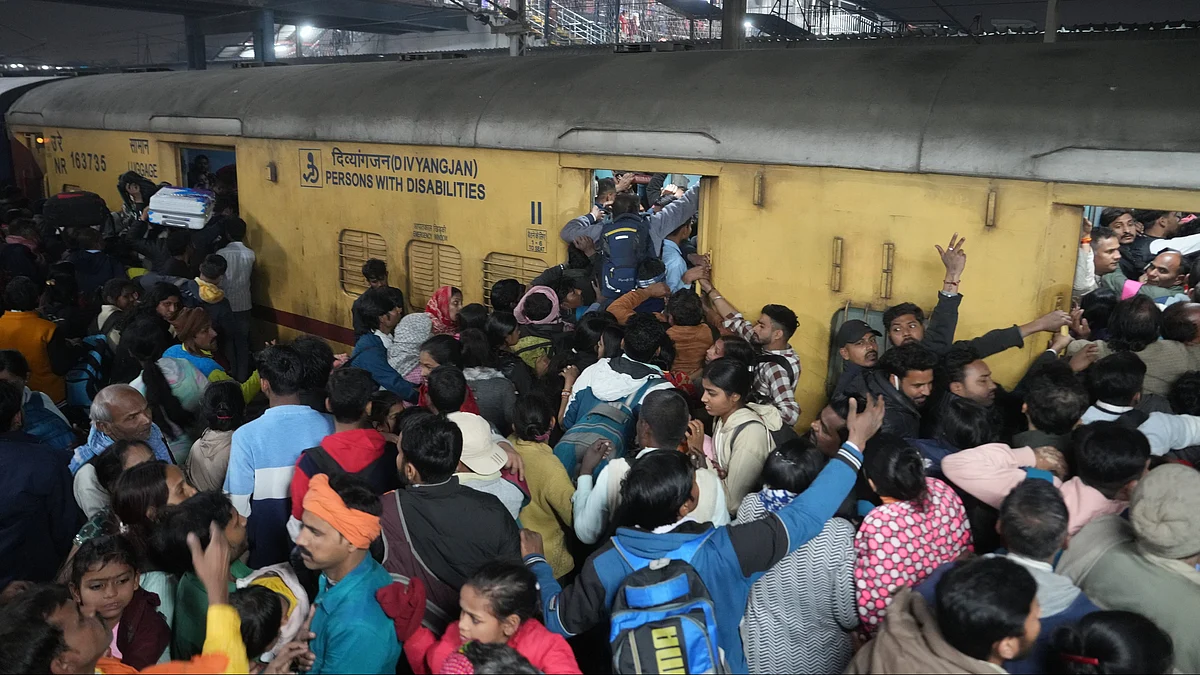 Heavy rush of passengers at New Delhi railway station on 15 February (photo: PTI)