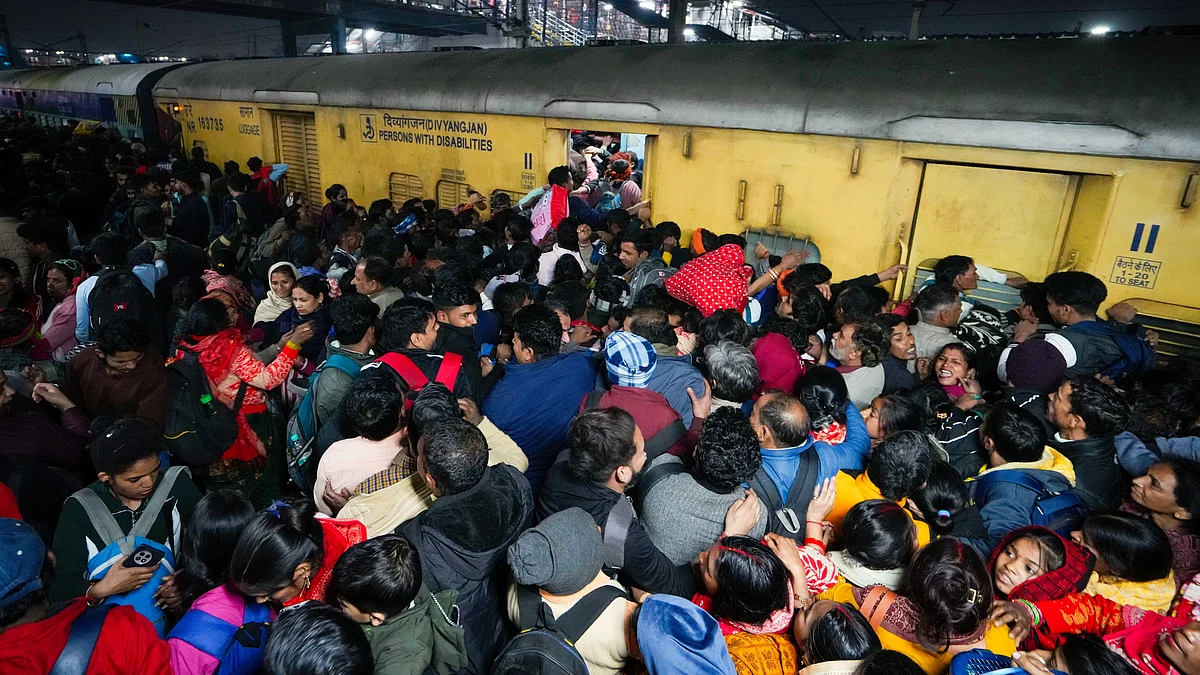 Maha Kumbh devotees trying to board a train in New Delhi (photo: PTI)