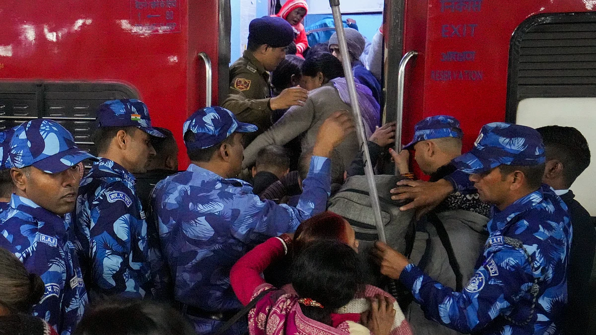 RPF personnel control the passengers at New Delhi railway station on 16 February (photo: PTI)