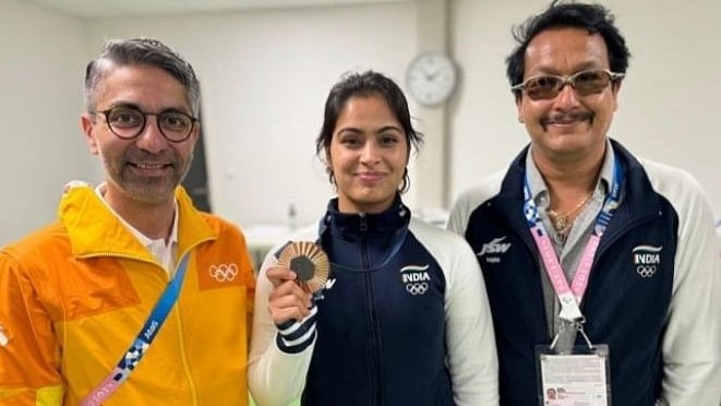 Manu Bhaker (centre) with Abhinav Bindra (L) and coach Jaspal Rana at the Paris Olympics 2024