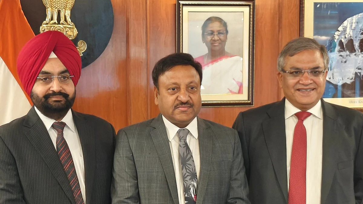 Outgoing CEC Rajiv Kumar with  Gyanesh Kumar (L) and Dr Sukhbir Singh Sandhu (photo: EC)