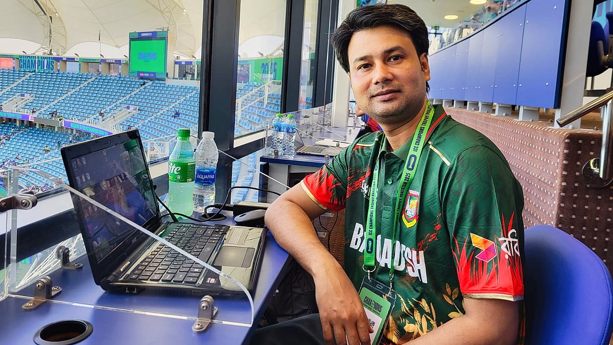 Journalist Ashraf Hussain in the press box (photo: Gautam Bhattacharyya/NH)
