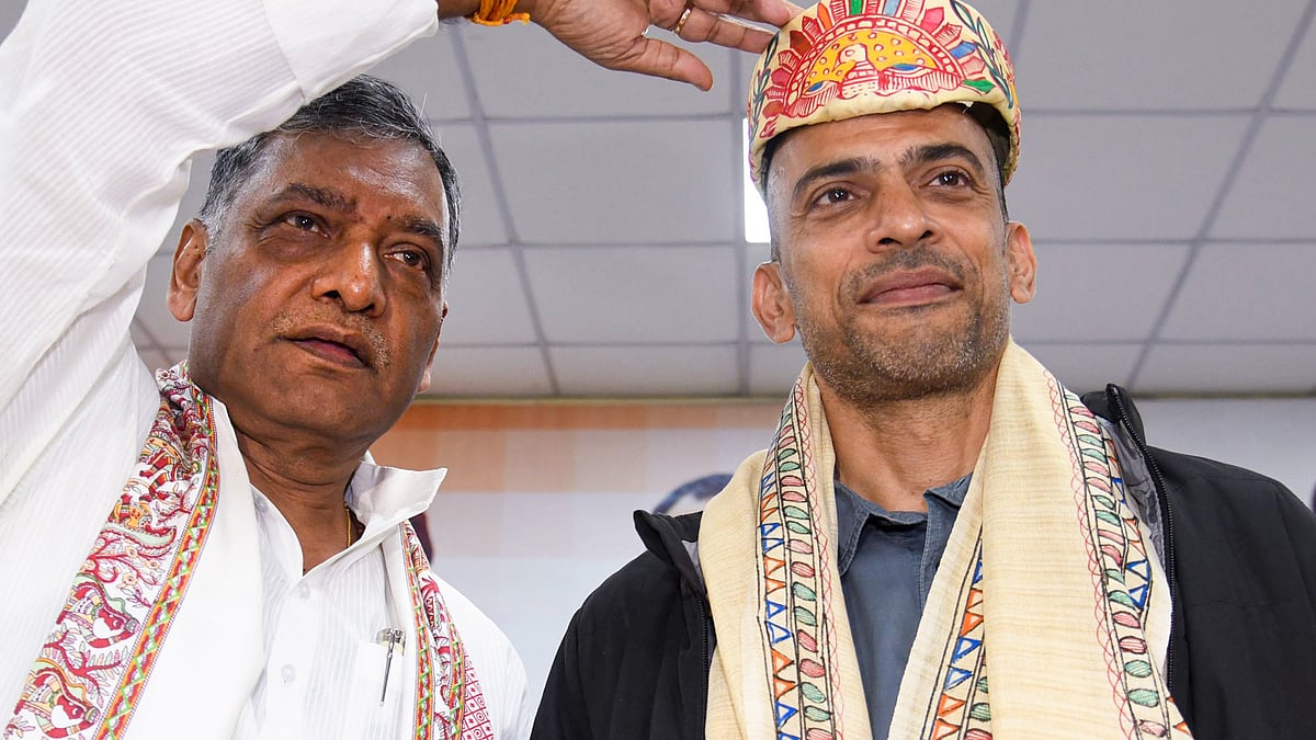 Allavaru (right) being felicitated in Patna (photo: PTI)