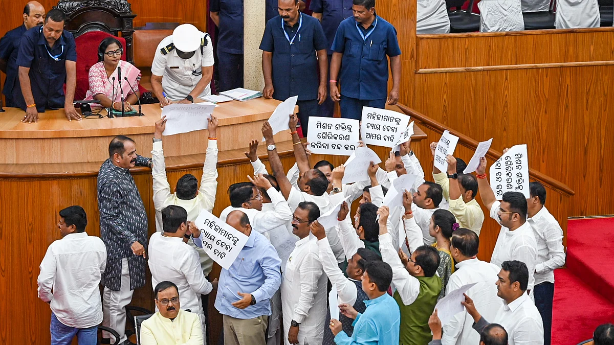 Opposition members stage protest in Odisha Assembly (photo: PTI)
