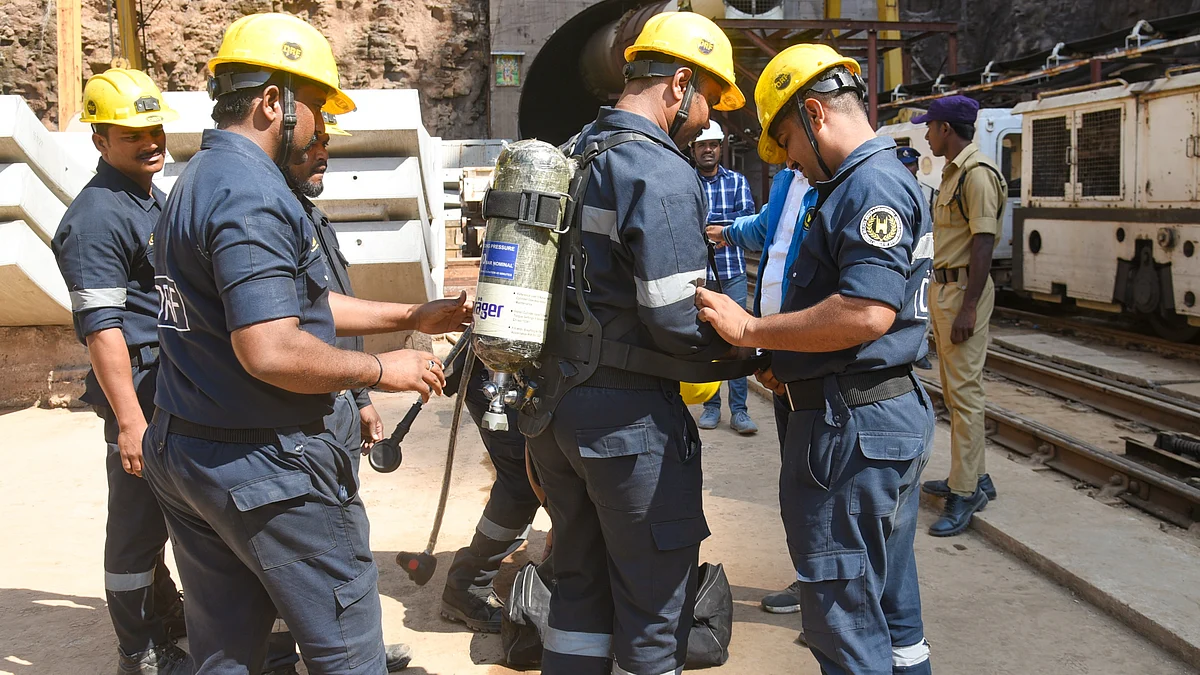 Rescuers at the tunnel collapse site (photo: PTI)