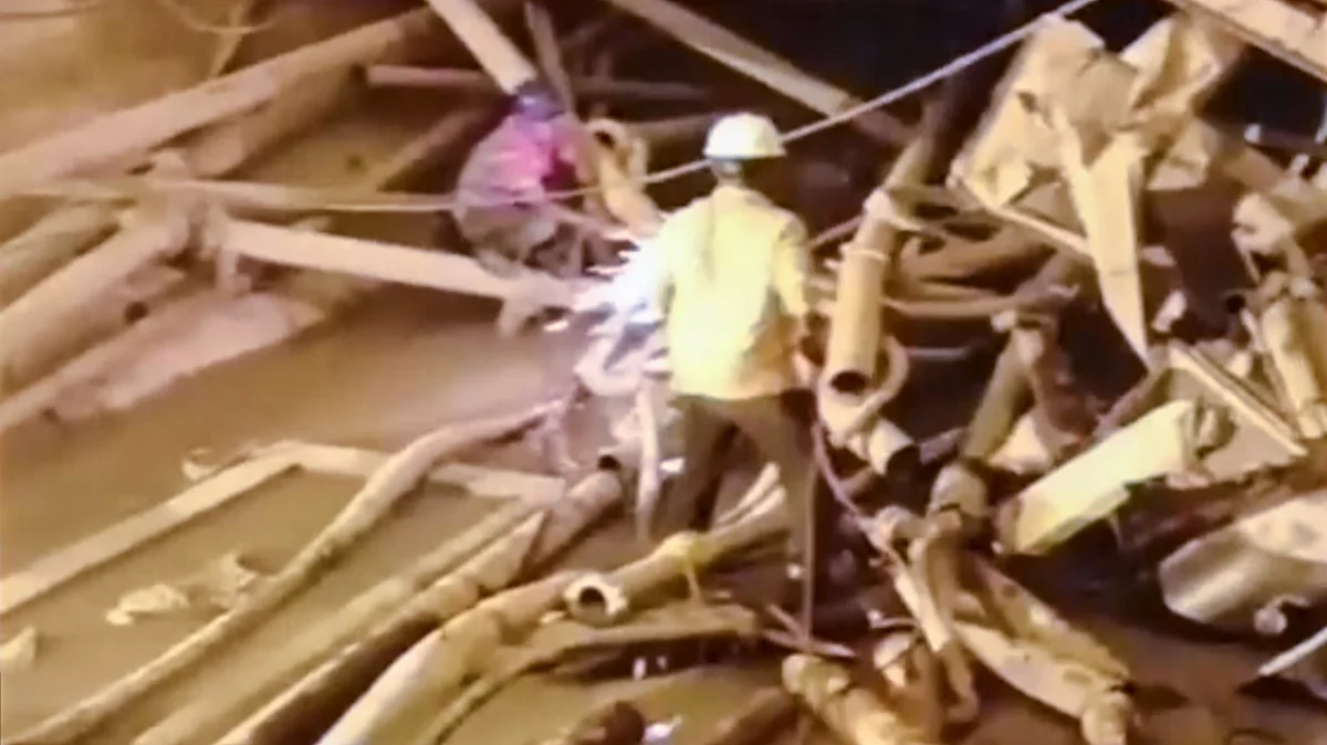Rescue teams cut iron and steel debris at SLBC tunnel on 27 February (photo: PTI)