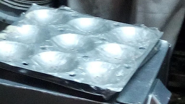 Plastic sheets to ease idlis quickly off the mould have become more common, replacing cotton cloth